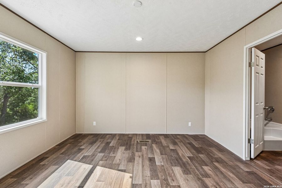 Spacious, unfurnished interior of a new home in , Hondo (Image 41).