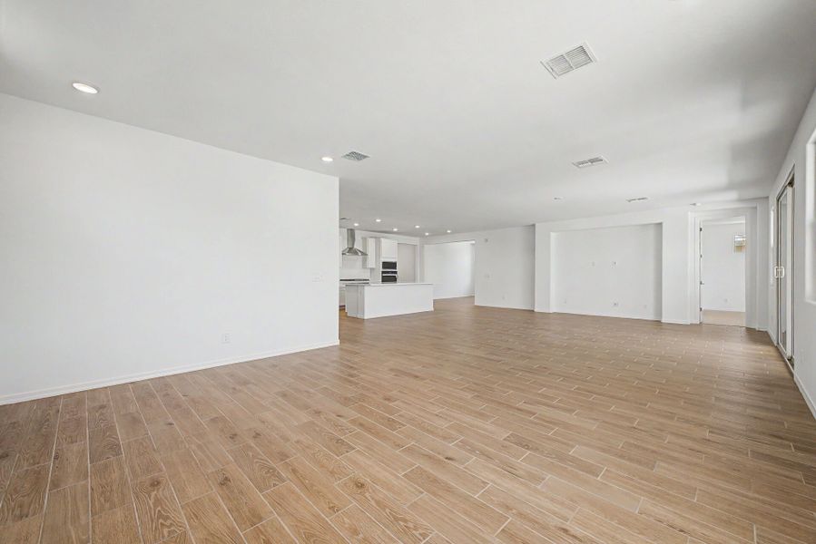 Spacious, unfurnished interior of a new home in Las Ventanas, Goodyear (Image 9).