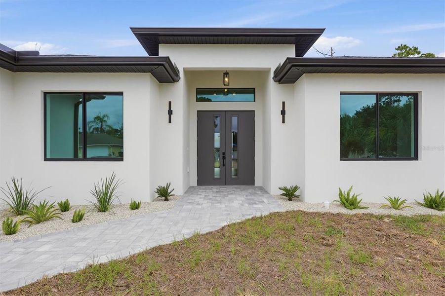 Exterior details and patio area of a home in , North Port (Image 4).