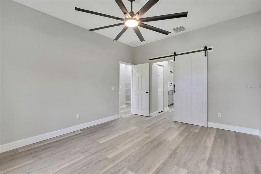 Spacious, unfurnished interior of a new home in , Dade City (Image 35).