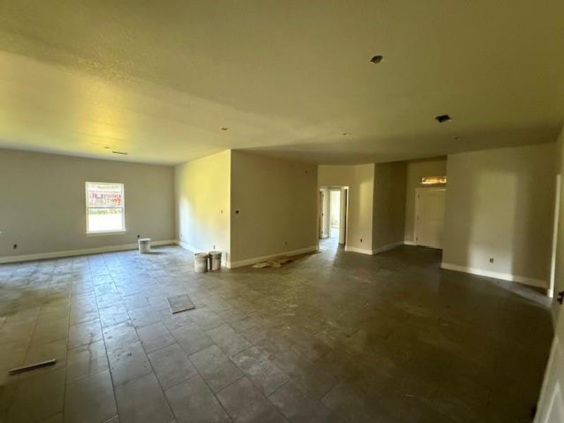 Spacious, unfurnished interior of a new home in , Angleton (Image 10).