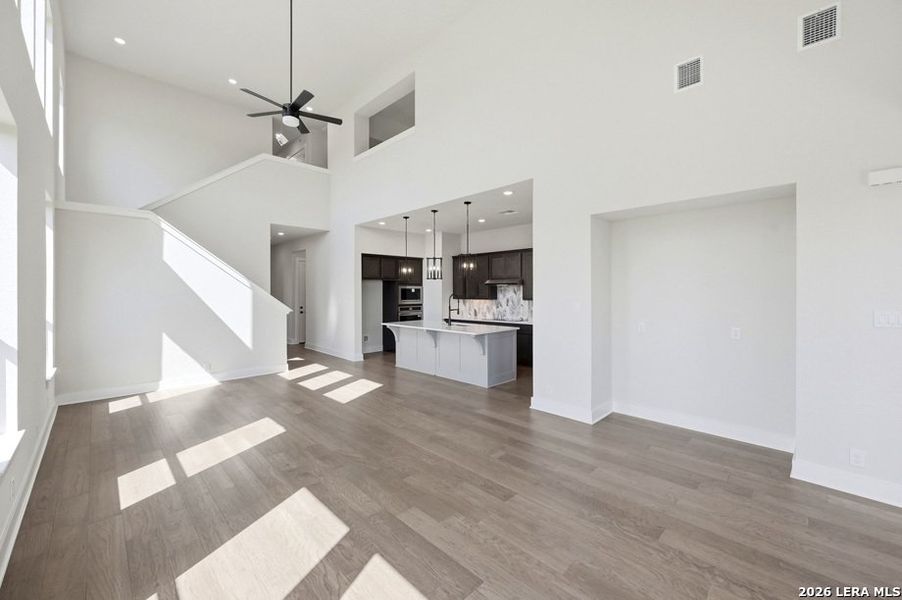 Spacious, unfurnished interior of a new home in Venado Crossing, Cibolo (Image 16).