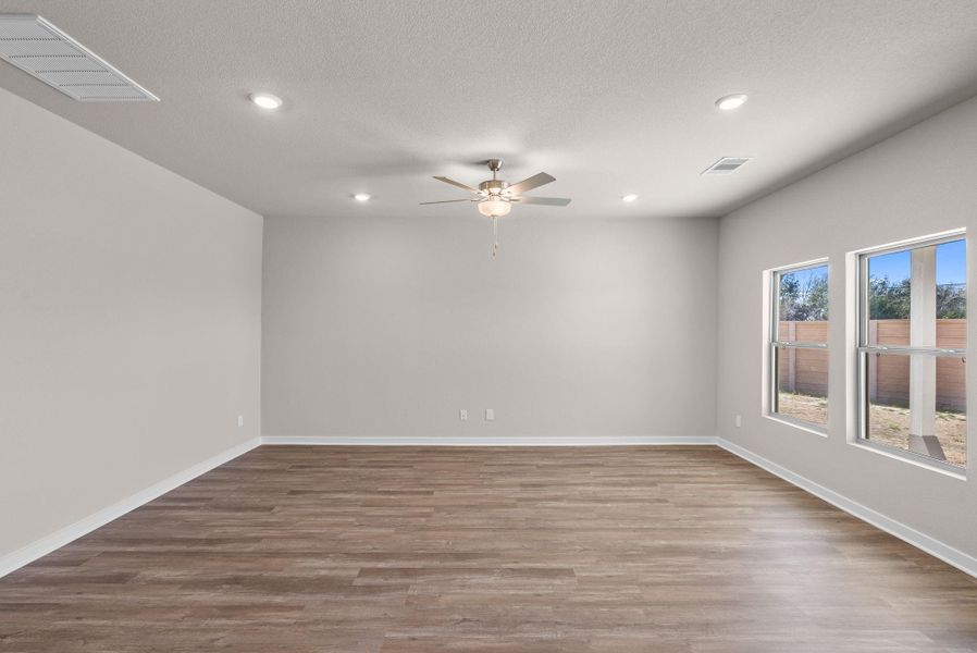 Spacious, unfurnished interior of a new home in , Alvin (Image 23).