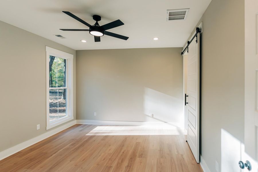 Spacious, unfurnished interior of a new home in , Walterboro (Image 60).
