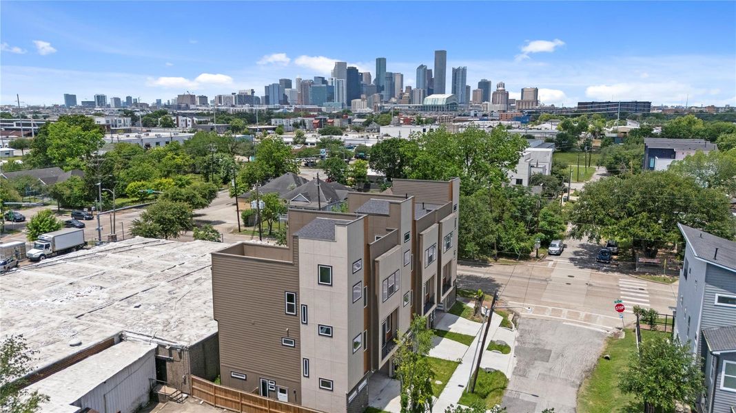 Modern city residences ideally positioned against the iconic Downtown Houston skyline for a truly elevated urban lifestyle Modern city residences ideally positioned against the iconic Downtown Houston skyline for a truly elevated urban lifestyle
