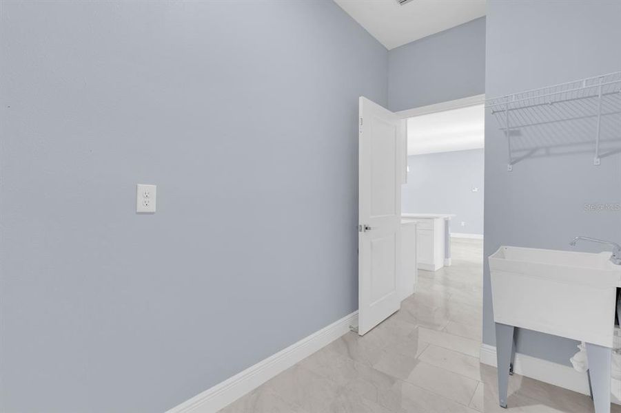 Spacious, unfurnished interior of a new home in , Kissimmee (Image 12).