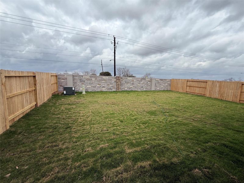 Exterior details and patio area of a home in Ashland, Angleton (Image 4).