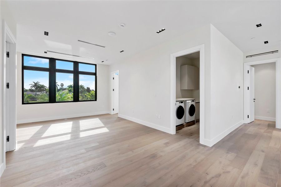 Spacious, unfurnished interior of a new home in , Plantation (Image 21).