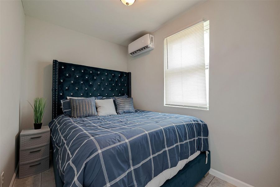 Bedroom 1 (fits a Queen sized bed) Bedroom 1 (fits a Queen sized bed)