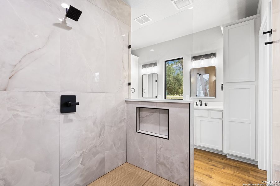 Furnished interior view inside a new home in , Bandera (Image 9).