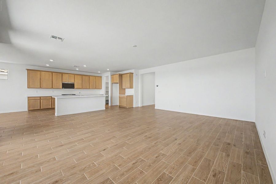 Spacious, unfurnished interior of a new home in Tierra Vistoso, Surprise (Image 6).