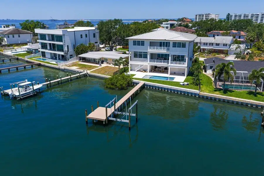 Condo located in Tampa, FL showcasing its design and architecture (Image 5).