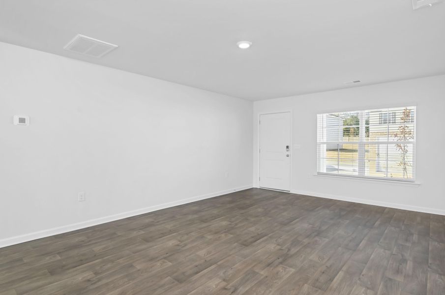 Spacious, unfurnished interior of a new home in Mulberry Landing, Orangeburg (Image 24).