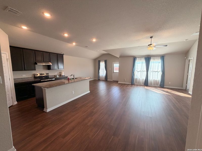 Spacious, unfurnished interior of a new home in Jordan's Ranch, San Antonio (Image 22).