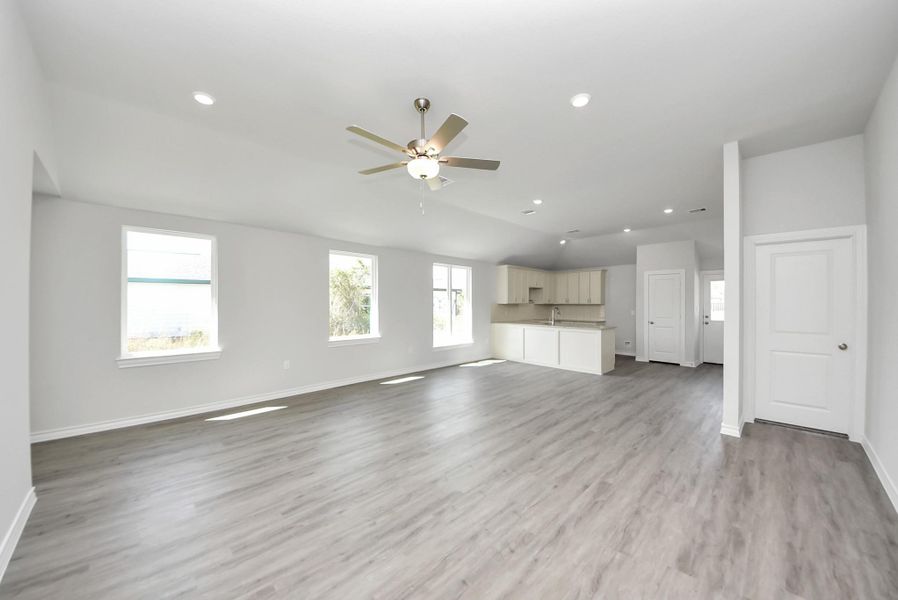 Spacious, unfurnished interior of a new home in Santa Fe, Cleveland (Image 32).