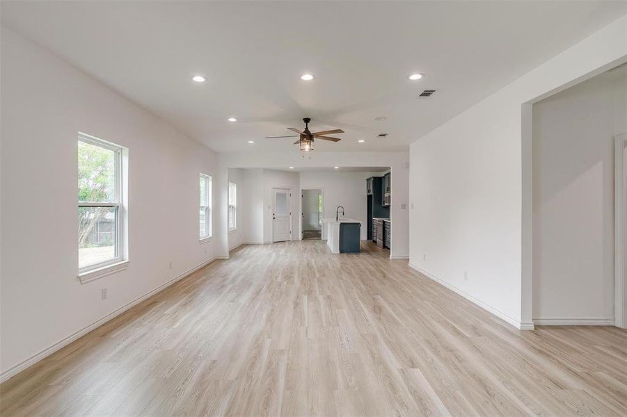 Spacious, unfurnished interior of a new home in , Granbury (Image 14).