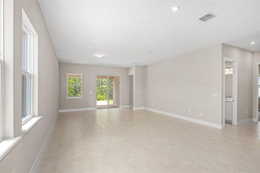 Spacious, unfurnished interior of a new home in Gray Hawk at Hole Two, Daytona Beach (Image 35).