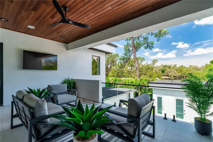 Exterior details and patio area of a home in , Tampa (Image 3).