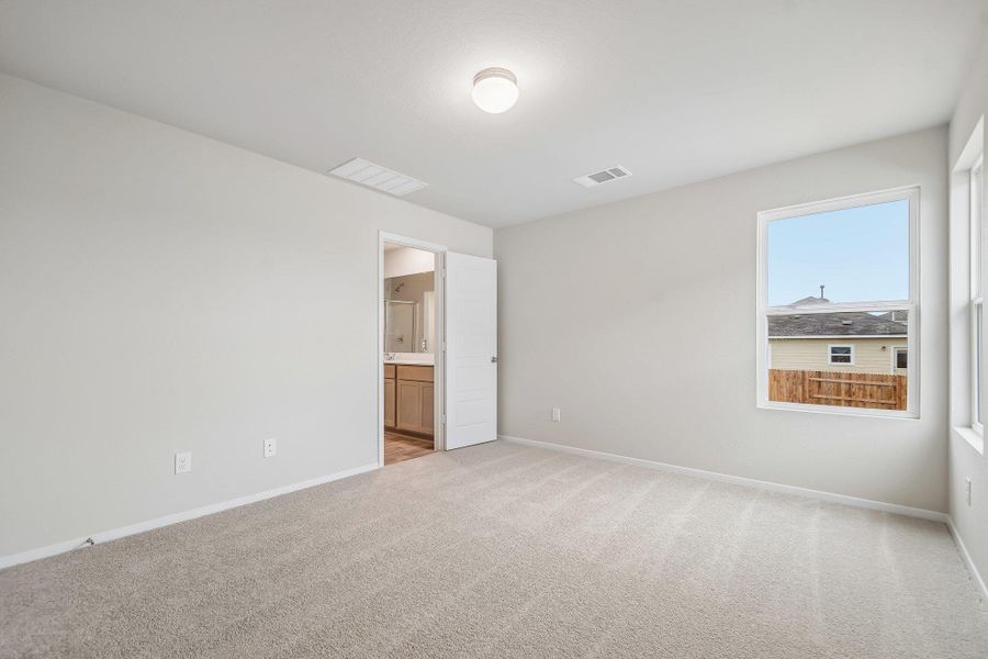 Spacious, unfurnished interior of a new home in Hymeadow, San Marcos (Image 21).