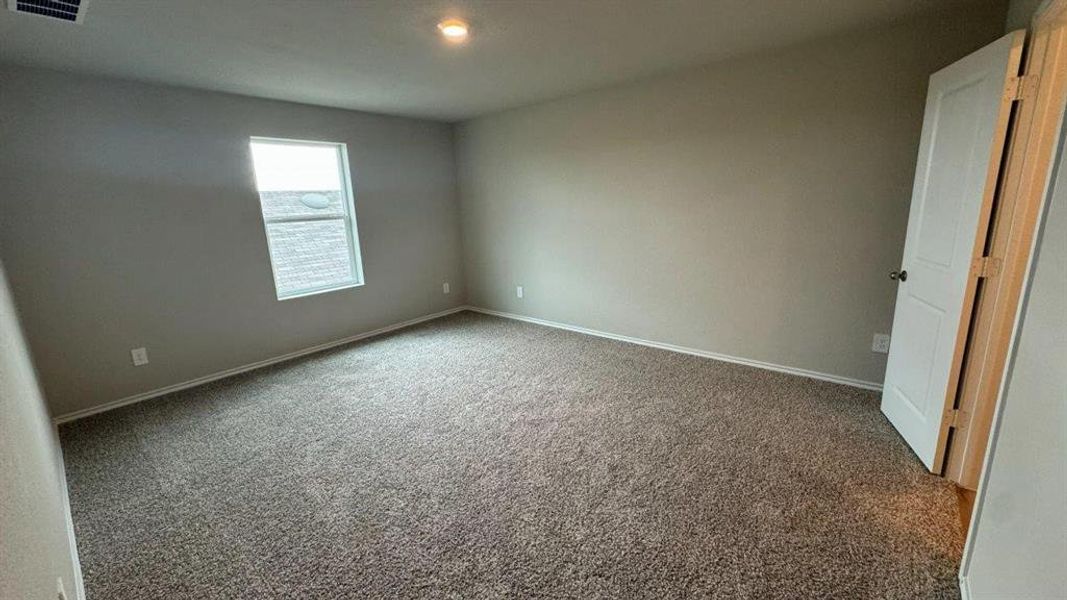 Spacious, unfurnished interior of a new home in Hickory Grove, Krum (Image 8).