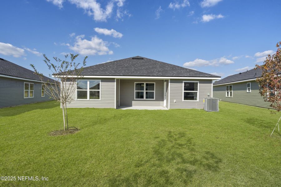 Exterior details and patio area of a home in Summerglen, Jacksonville (Image 4).