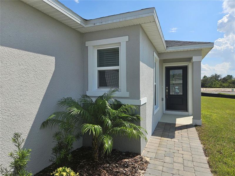Exterior details and patio area of a home in , Clermont (Image 3).