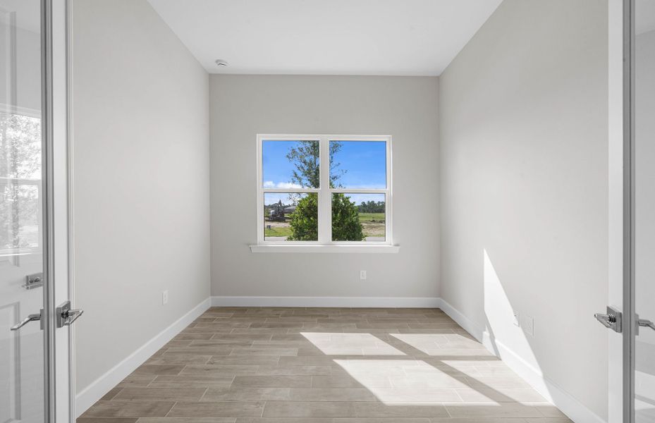 Spacious, unfurnished interior of a new home in Del Webb Oak Creek, North Fort Myers (Image 27).