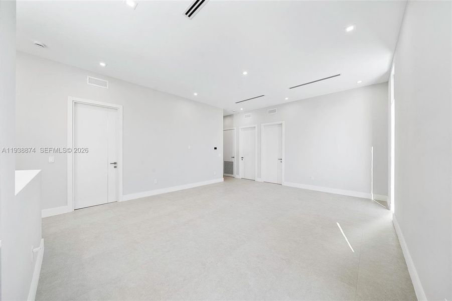 Spacious, unfurnished interior of a new home in , Fort Lauderdale (Image 39).