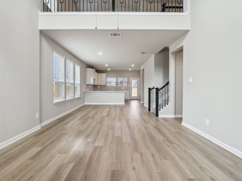 Spacious, unfurnished interior of a new home in Royal Crest, San Antonio (Image 17).