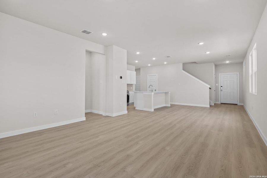 Spacious, unfurnished interior of a new home in Mesa Vista, San Antonio (Image 18).