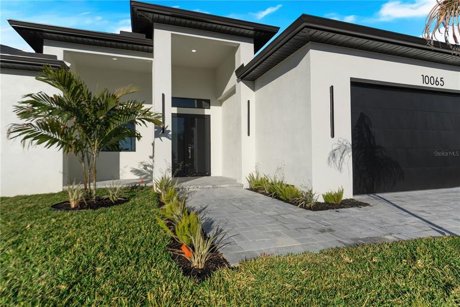Exterior details and patio area of a home in , Port Charlotte (Image 3).