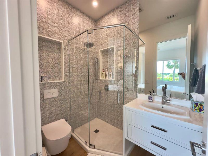 bathroom 4 en suite for bedroom 4 - main bathroom 4 en suite for bedroom 4 - main