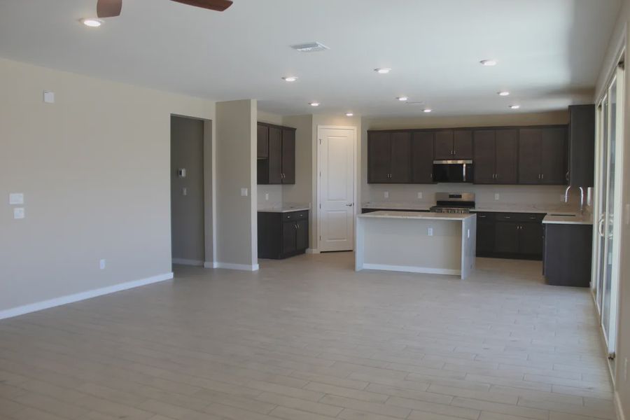 Spacious, unfurnished interior of a new home in Las Barrancas, Yuma (Image 6).
