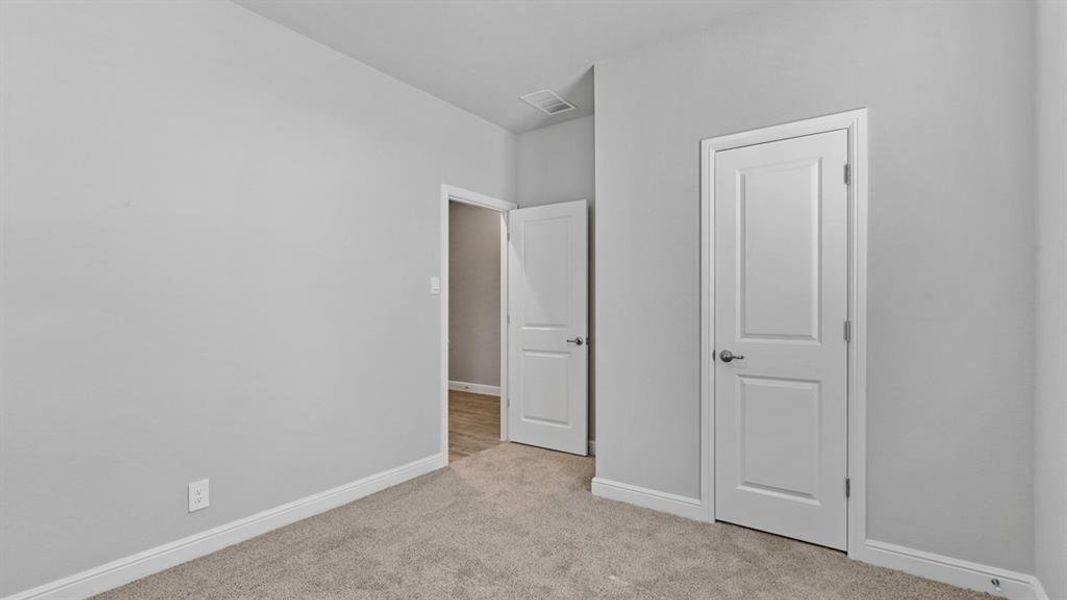 Spacious, unfurnished interior of a new home in Trails of Elizabeth Creek, Fort Worth (Image 24).