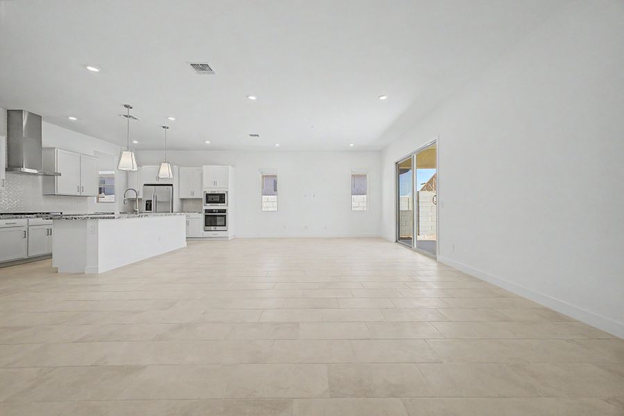 Spacious, unfurnished interior of a new home in Frontera, Surprise (Image 8).