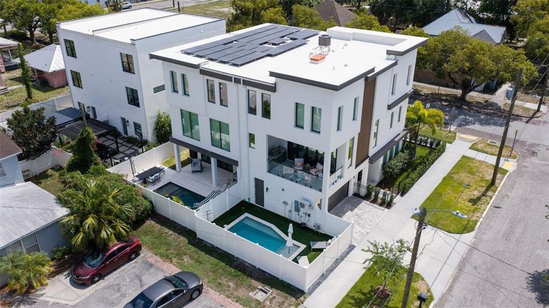 Condo located in Tampa, FL showcasing its design and architecture (Image 5).
