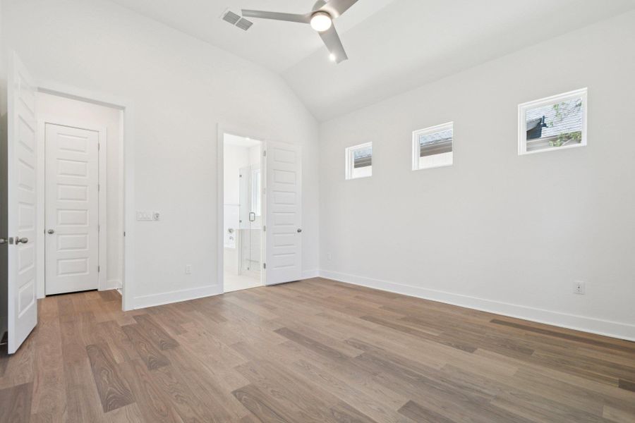 Spacious, unfurnished interior of a new home in Persimmon, Buda (Image 25).