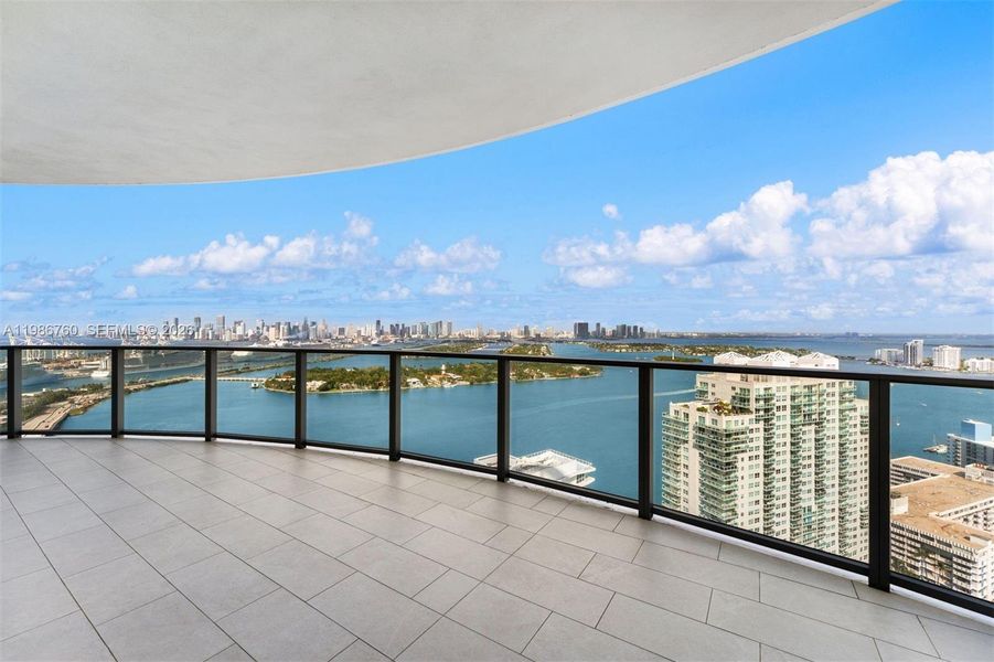Condo located in Miami Beach, FL showcasing its design and architecture (Image 17).