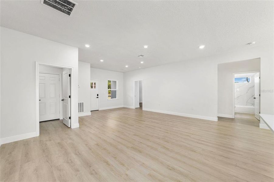 Spacious, unfurnished interior of a new home in , Citrus Springs (Image 33).
