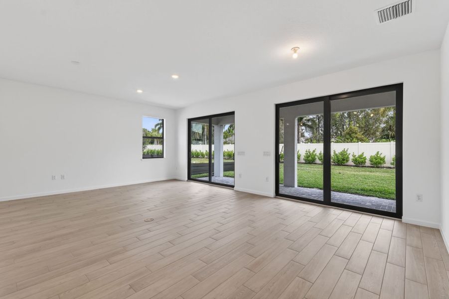 Spacious, unfurnished interior of a new home in Hendrix Reserve, Lake Worth (Image 31).