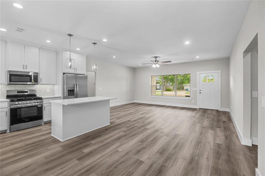 Spacious, unfurnished interior of a new home in , Tom Bean (Image 13).