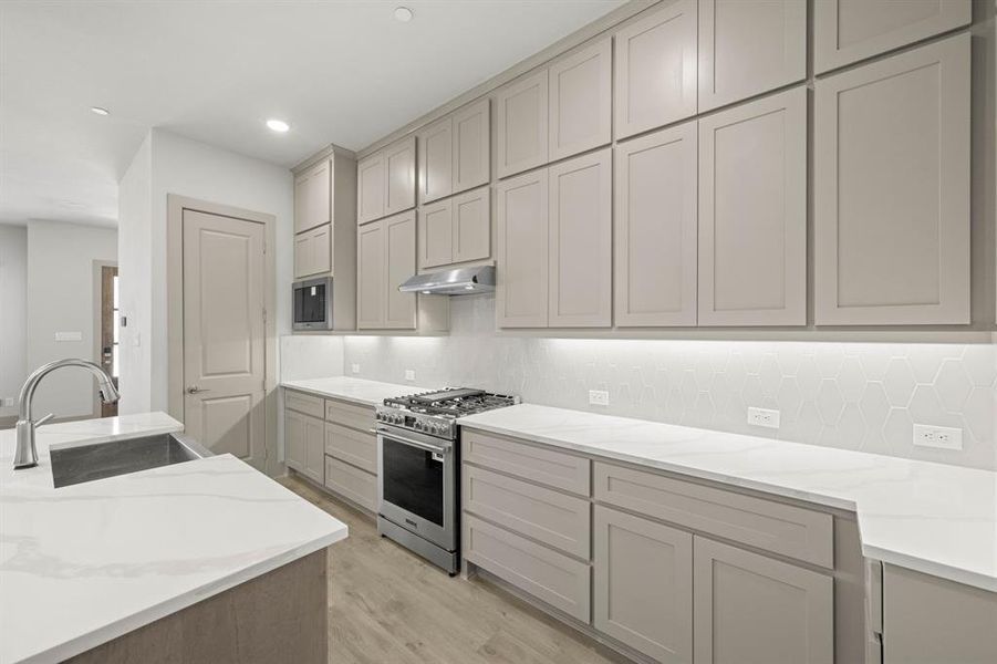 Furnished interior view inside a new home in , Farmers Branch (Image 16).