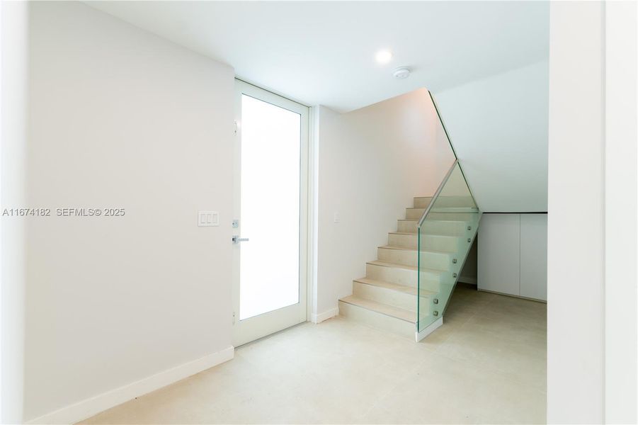 Spacious, unfurnished interior of a new home in , Key Largo (Image 20).