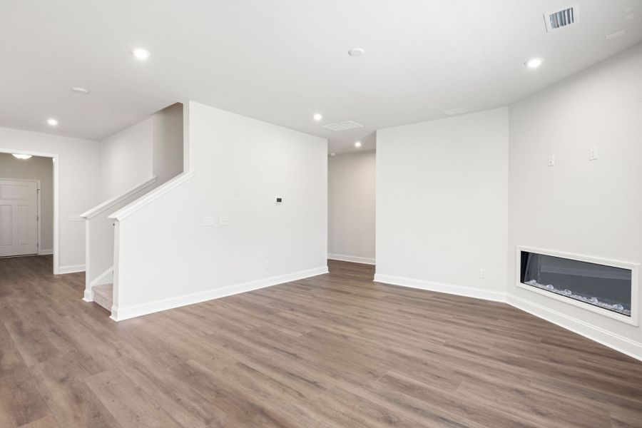 Spacious, unfurnished interior of a new home in Waterways, Richmond Hill (Image 37).