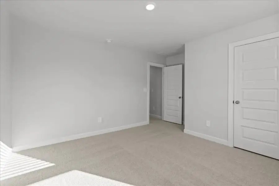 Spacious, unfurnished interior of a new home in Ashby Woods, Boiling Springs (Image 25).