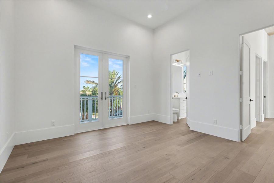 Spacious, unfurnished interior of a new home in , Galveston (Image 33).