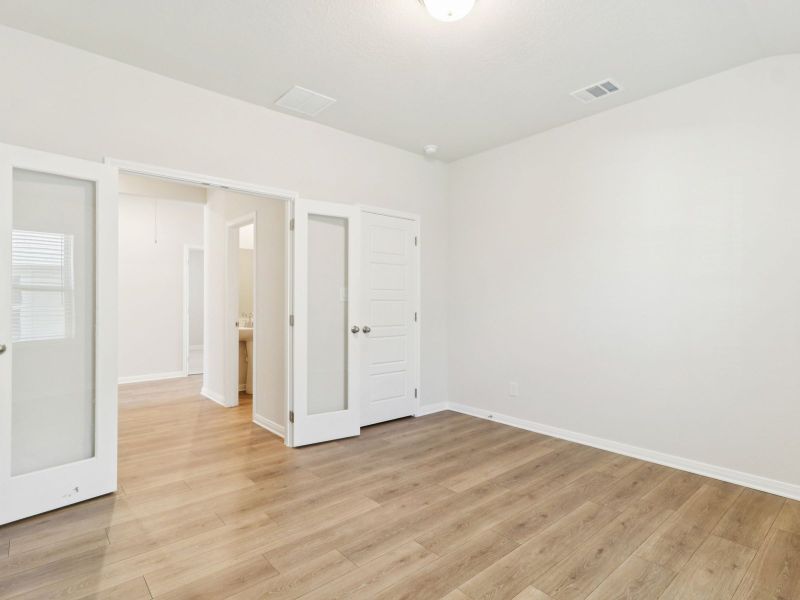 Spacious, unfurnished interior of a new home in Fox Falls, Boerne (Image 23).