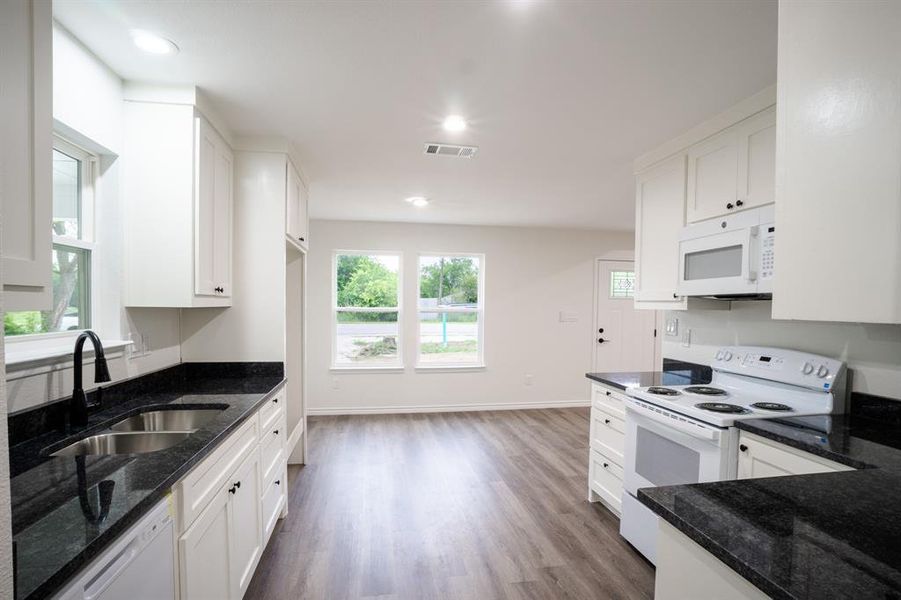 Furnished interior view inside a new home in , Mexia (Image 6).