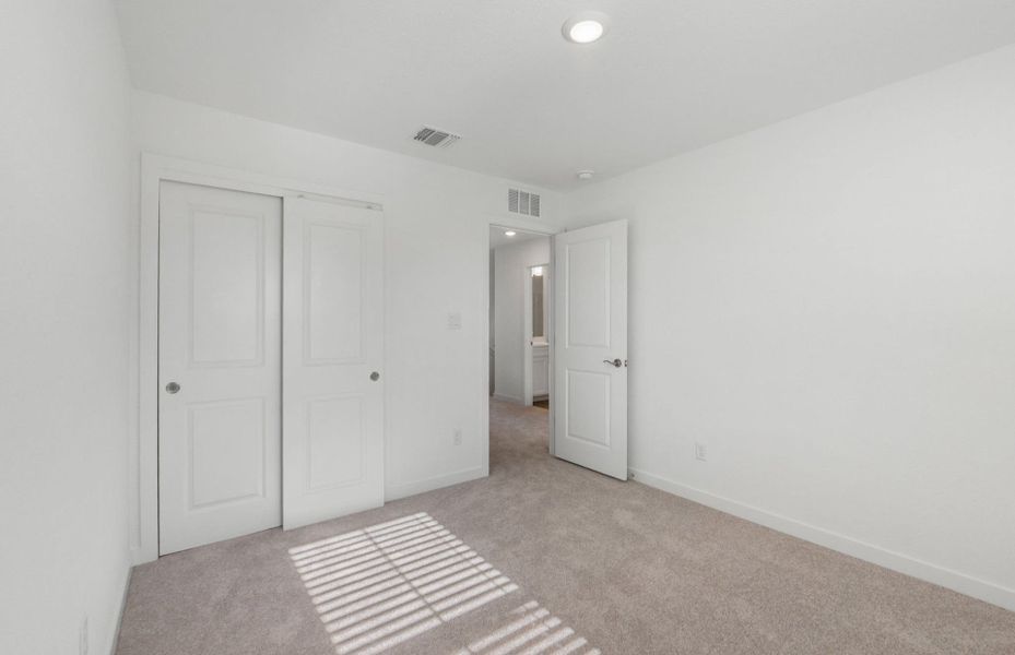 Spacious, unfurnished interior of a new home in Santa Rita Ranch, Liberty Hill (Image 36).