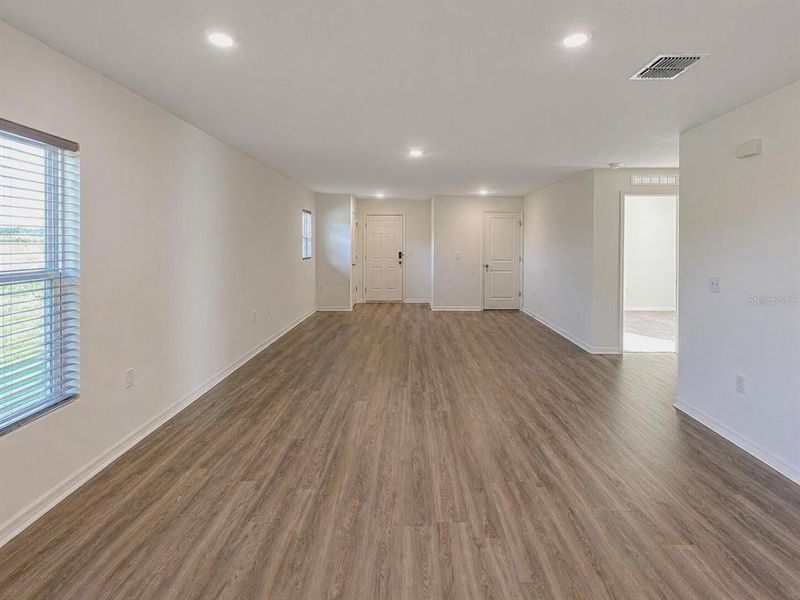 Spacious, unfurnished interior of a new home in Eagle Hammock, Eagle Lake (Image 16).
